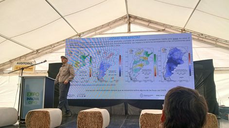 Cristian Albors, durante su disertación en el Auditorio Banco San Juan de Expo Innova Cuyo, con los mapas del Servicio Meteorológico Nacional que ilustran cómo afectó históricamente El Niño a cada región del país.