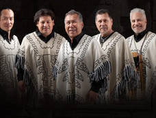 Debut y despedida. El grupo boliviano Los Kjarkas, junto a su emblema Gonzalo Hermosa (centro), que se retira de los escenarios con esta gira.&nbsp;