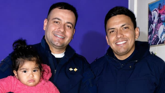 Los dos policías que le salvaron la vida a la bebé de un año.&nbsp;