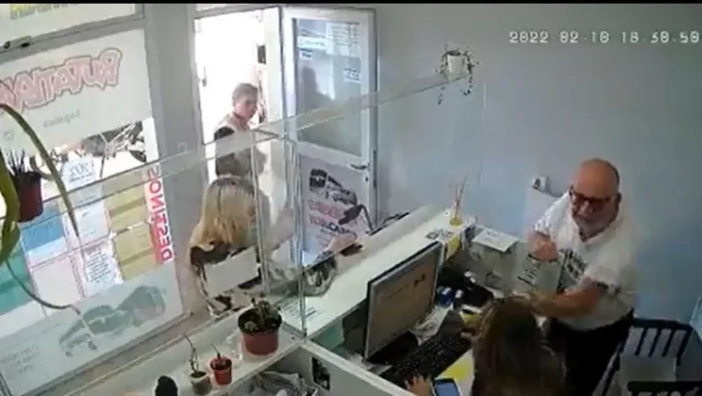 Un dirigente de DDHH insultó y golpeó a una empleada por la demora de un micro