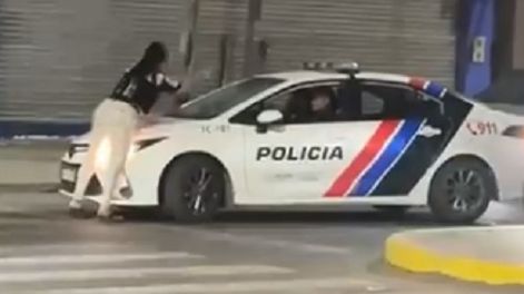 [videos] tension en caucete: una mujer ataco a un patrullero y amenazo a los policias