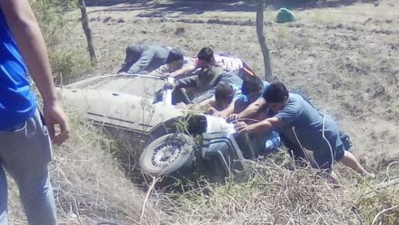 Herido tras chocar y volcar