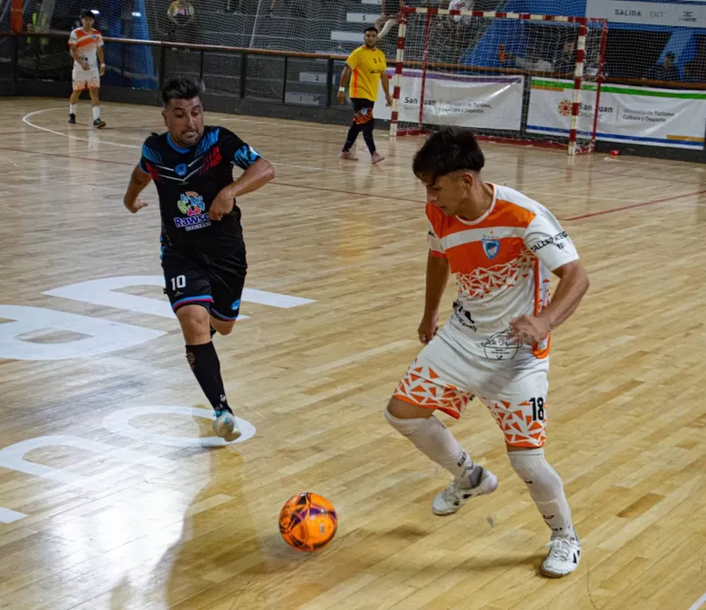 Salida. Huarpes maneja la acción y el legendario Matías Guerra, de Barrios de Pie, llega a la presión. El futsal define campeón este lunes.
