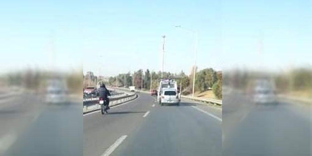Peligro en la Avenida: una grúa de la Policía remolca un auto mientras circula a 100 km/h