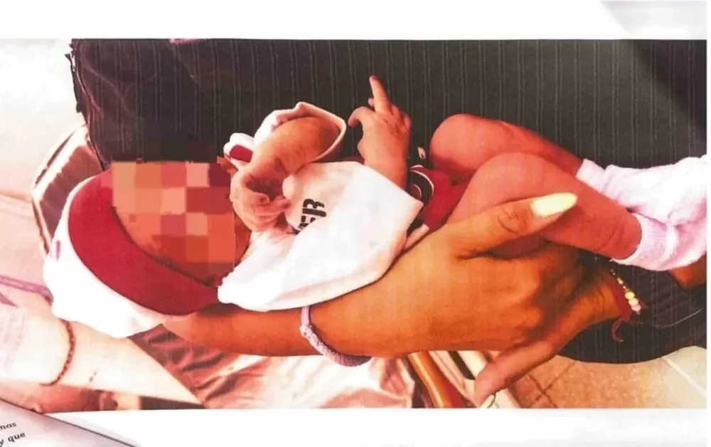 Policías salvaron a un bebé de 6 días que se ahogó mientras era amamantado por su mamá