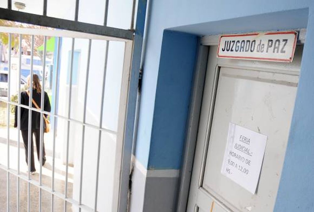 25 de Mayo: polémica por ausencia de jueza de Paz