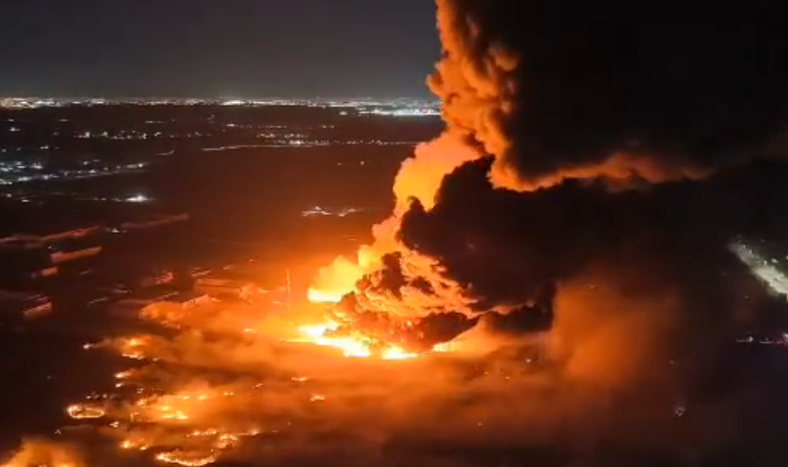 Explosión e incendio en el parque industrial de Ezeiza: el fuego afectó cinco plantas y hubo al menos 25 heridos