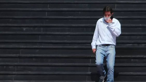 Salud Pública aclaró que por cada contagio hay cinco personas aisladas