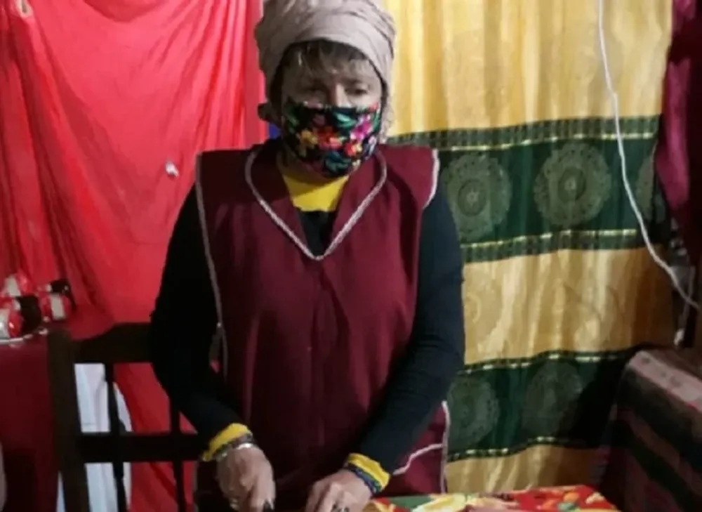 Camina 5 horas diarias en busca de ayuda para alimentar a niños