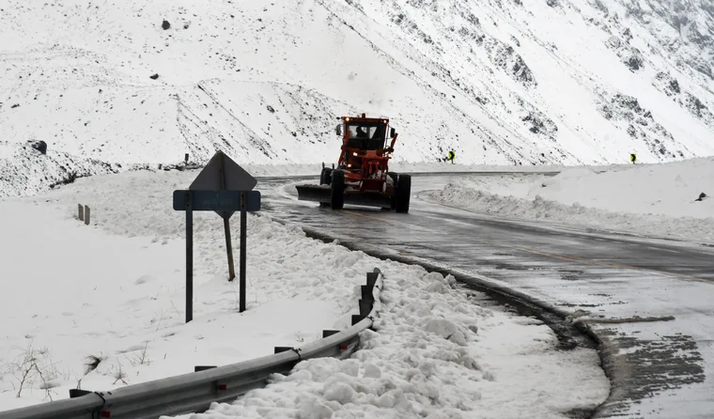 Las nevadas complican el sector más alto de la ruta 7 y Vialidad advirtió que en Las Cuevas la visibilidad es completamente nula.