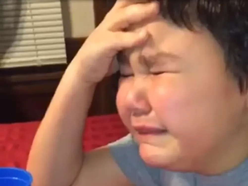 Un niño conmueve al mundo por su emoción al salir de su última quimioterapia