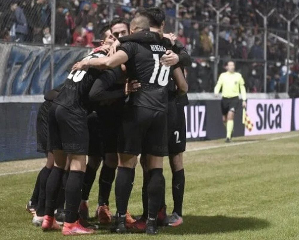 El Rojo, en partido caliente, le ganó a los tucumanos