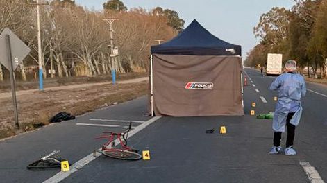 Arriba, la imagen de cómo quedó la bicicleta de la víctima tras ser arrastrada por el camión. Abajo, el Chevrolet Aveo del policía tras el vuelco en el que perdió la vida.