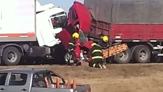 Choque en cadena dejó a dos autos aplastados por camiones y murieron 4 personas