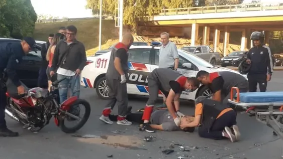 Un motociclista terminó herido tras ser embestido fuertemente por un auto