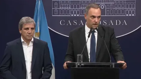 Manuel Adorni y Luis Caputo