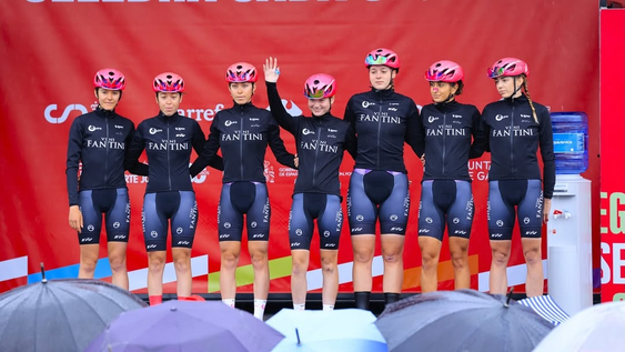 La sanjuanina Delfina Dibella -al centro con el brazo en alto- hace historia para el ciclismo nacional.&nbsp;