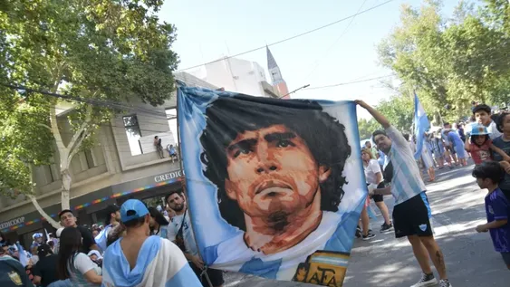 Festejos en la Plaza 25: BUSCATE en la mega galería, PARTE VI