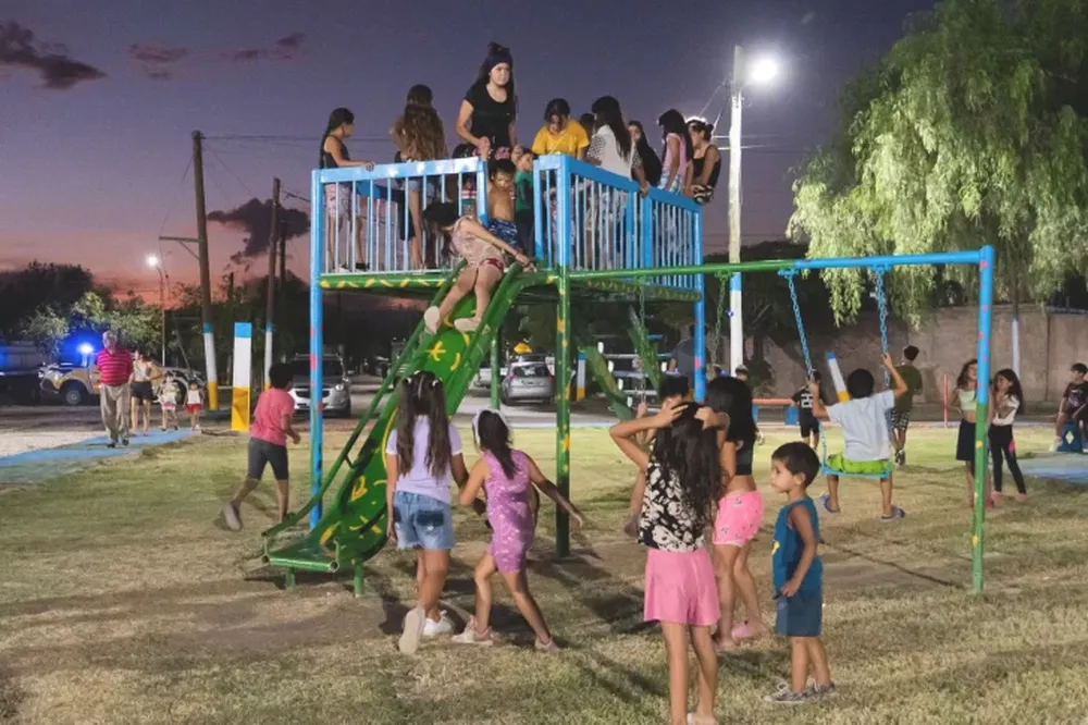 Tres barrios de Rawson estrenan luminarias Led