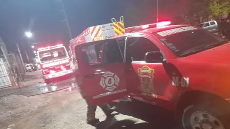 Los videos del impactante incendio que destruyó una flota de colectivos en Pocito