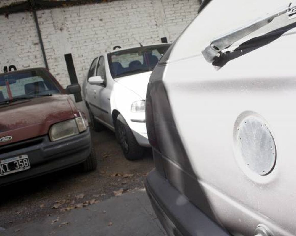 Roban los logos plásticos de los autos para drogarse