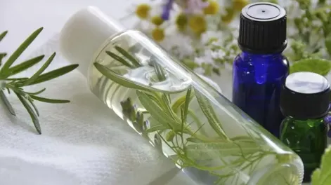 Agua de romero: los beneficios que aporta al cuidado del cabello y la piel