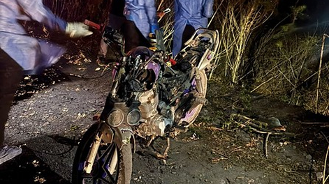 siniestro fatal en pocito: su novia se preocupo porque no llegaba y lo encontro muerto junto a su moto
