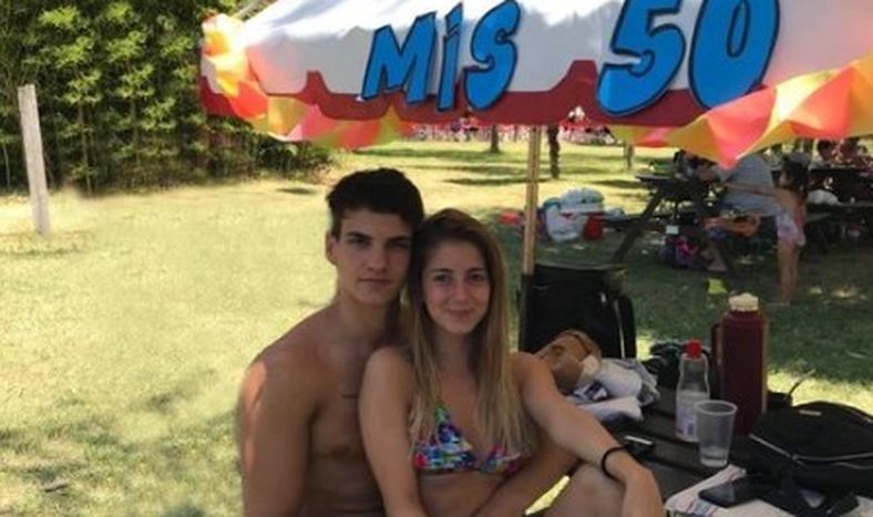 Se sacó una foto con su novia, el suegro la arruinó y se convirtió en meme