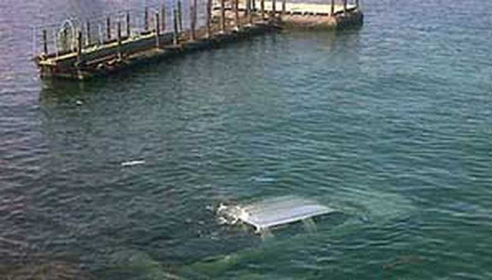 No frenó y se cayó al mar