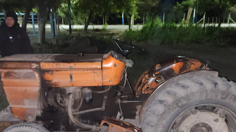 El tractor que el sujeto intentó robar.
