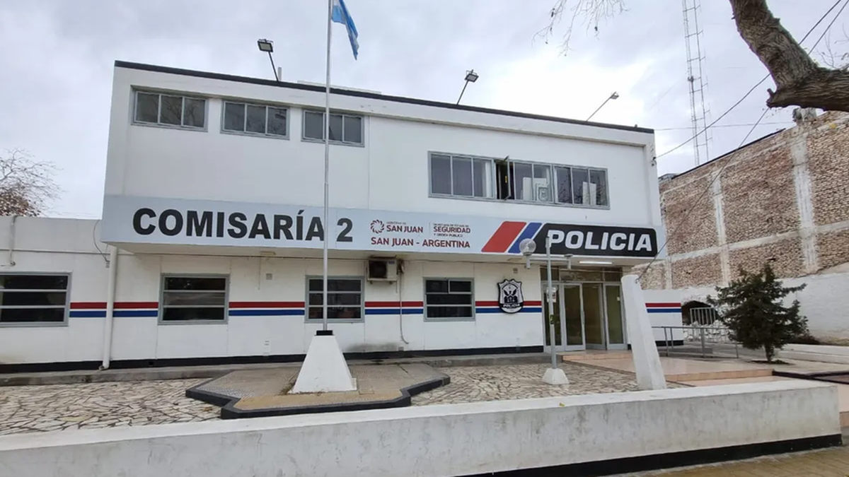Condenaron e inhabilitaron a un policía sanjuanino por golpear a un preso cuando ya estaba reducido