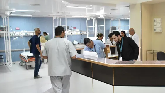 Se desplomó un portón sobre una nena: un fuerte golpe en la cadera y una pierna fracturada