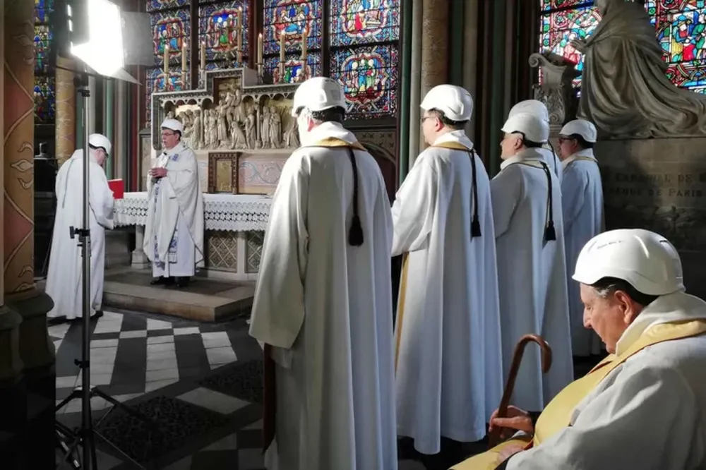 Luego del incendio, celebraron la primera misa en Notre Dame con cascos