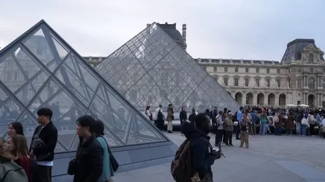 Museo del Louvre.-