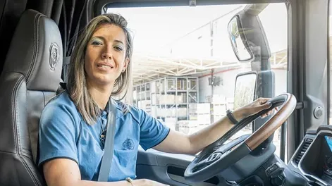 Conductora profesional viraliza su pedido de trabajo