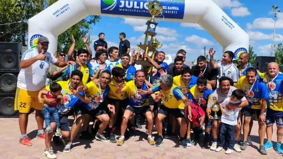 Campeones. Con sus amigos de Villa Ibañez, el Luto Molina se dio el gusto de ganar dos veces la Senior.