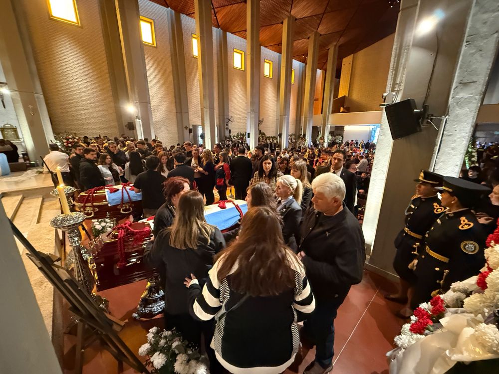 En la Catedral continúa el funeral de los 4 sanjuaninos fallecidos en la tragedia aérea.