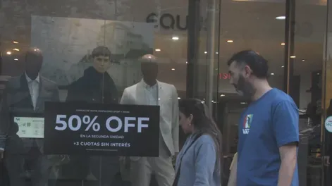 DIFICULTADES. Ante la falta de ventas y créditos, el sector de indumentaria continúa con la liquidación de invierno.