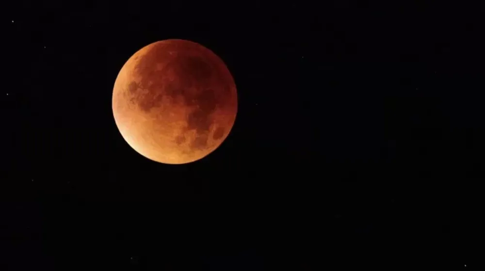 Cómo ver en su máximo esplendor el eclipse lunar total de este viernes 14 de marzo