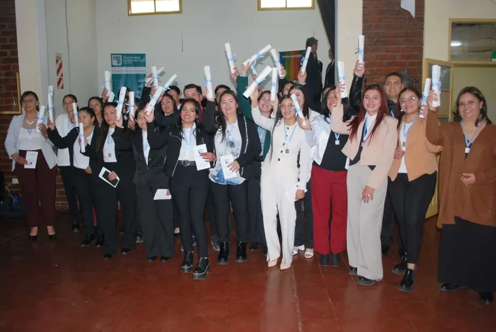 ALUMNOS de la sede Calingasta de la Universidad Católica de Cuyo celebrar tras recibir sus diplomas de graduación. En total, fueron 26 los nuevos profesionales que constituyen el último grupo de graduados en la Tecnicatura Universitaria en Gestión Gastronómica; en Sommeliers y en Higiene y Seguridad Laboral.