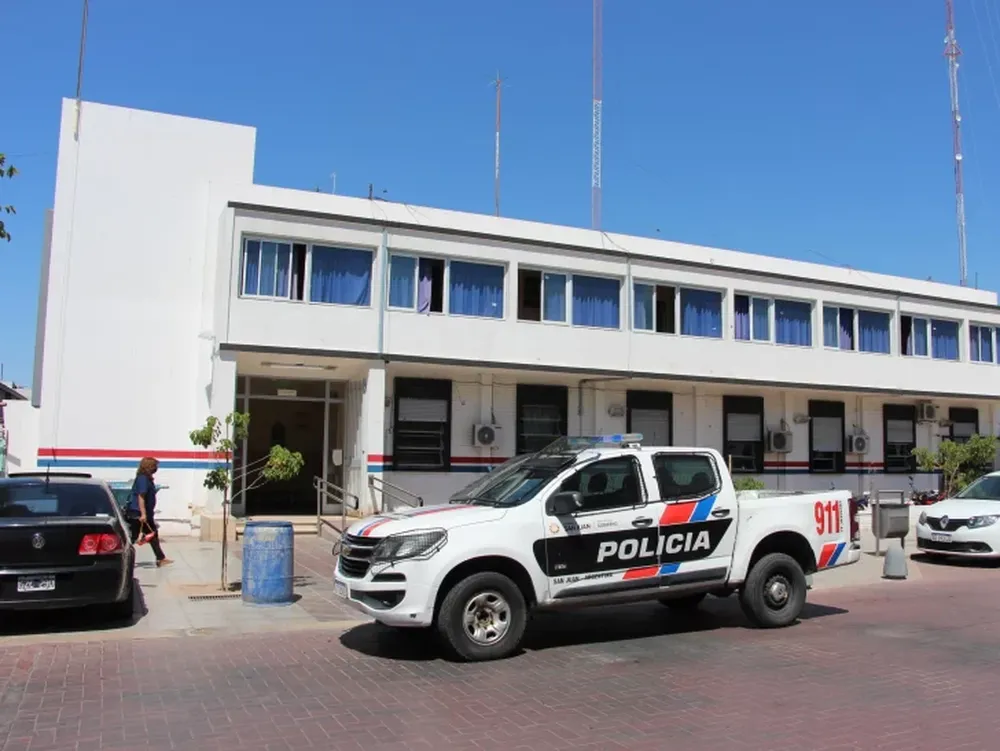 “Reventó” un auto y lo sorprendieron con una rueda, estéreos y parlantes