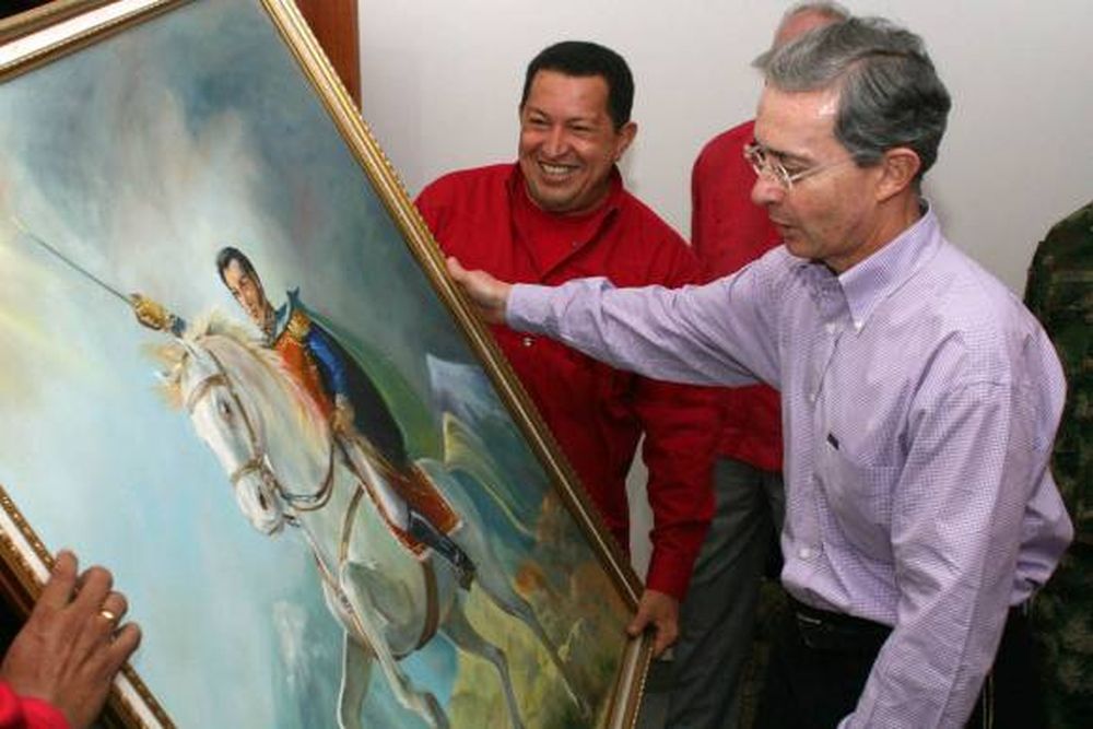 Chávez exhuma a Bolívar entre roces con Colombia