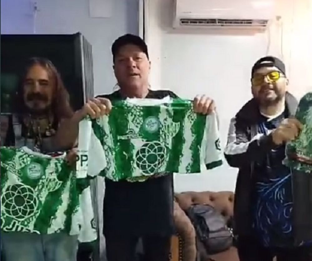 La Renga exhibiendo las camisetas de Sportivo Desamparados