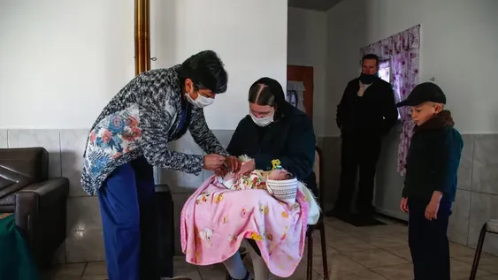 La enfermera que busca vacunar a los menonitas