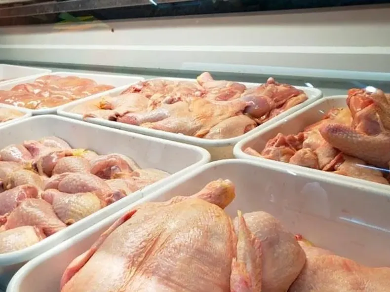 Crisis y consumo: por la brecha de precios, la carne aviar aventajó por primera vez a la vacuna