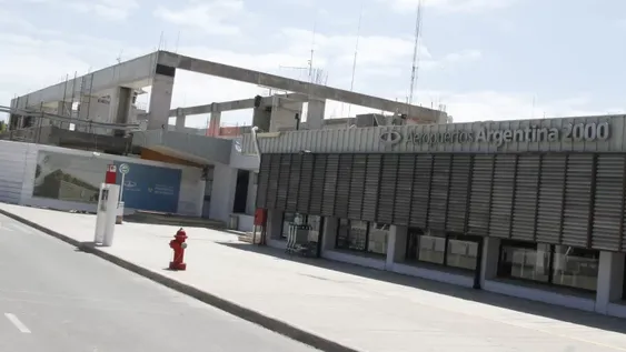 Luego de dos parates, se reactiva la remodelación del aeropuerto y queda un 82%