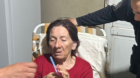 una abuela de 81 anos se atraganto con un saquito de yerba y fue salvada por policias