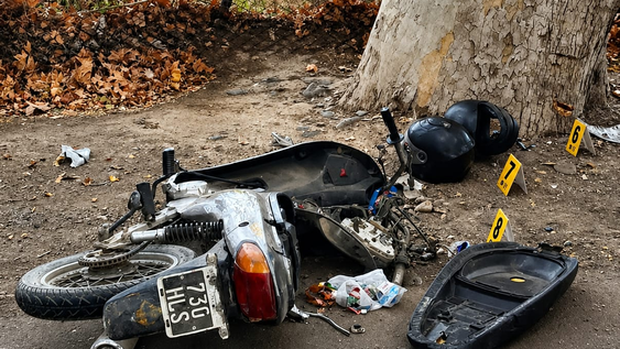 La motocicleta 110cc en la que circulaba una joven en Rivadavia cuando impactó de atrás con un camión.