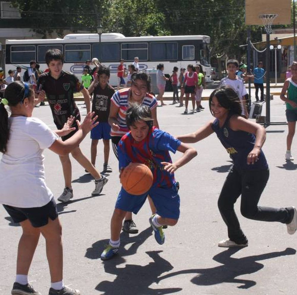 Calor y entusiasmo en un  polideportivo improvisado