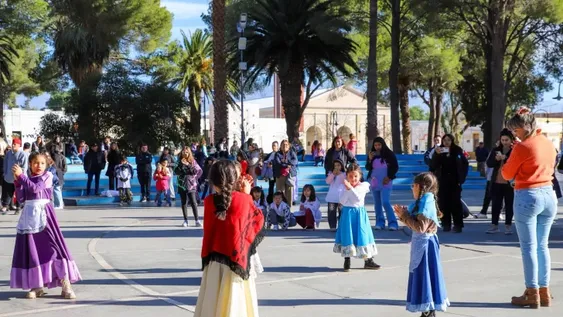 EN LA PLAZA. Alumnos de la Escuela Normal Fray Justo Santa María de Oro, de Jáchal, ayer bailaron en la plaza departamental para conmemorar el Día de la Patria, luego de repartir escarapelas entre la gente.